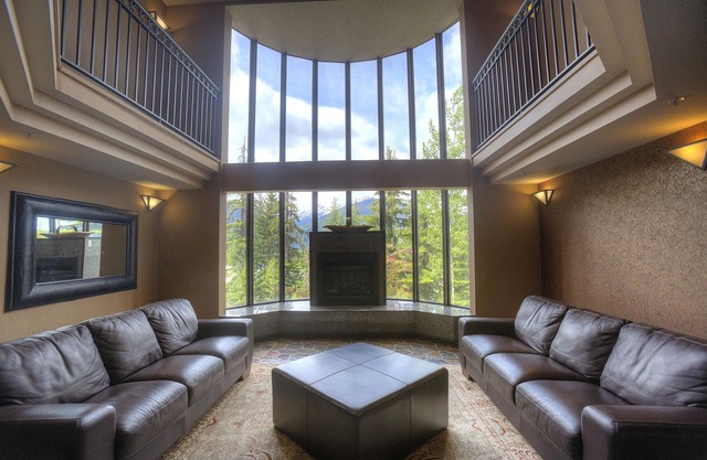 4th-floor condo with heated pool, hot tub, gym, balcony, fireplace, W/D, sauna