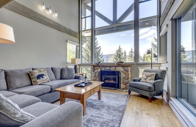 Acer Vacations | Clean Luxury 2 Bed & Loft | Pool & Hot Tub | A/C & W/D | Wifi | Greystone Lodge