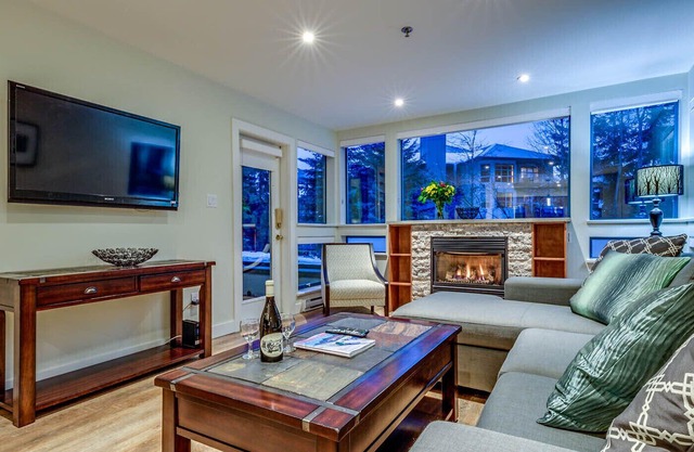 Acer Vacations | Clean Renovated 2 Bedroom | Pool | W/D | Ski-in/Out | Greystone Lodge