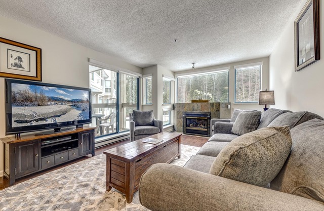 Acer Vacations | Large 2 Bedroom | Ski-in/Out | Hot Tub | Pool | W/D | Wifi | Greystone Lodge