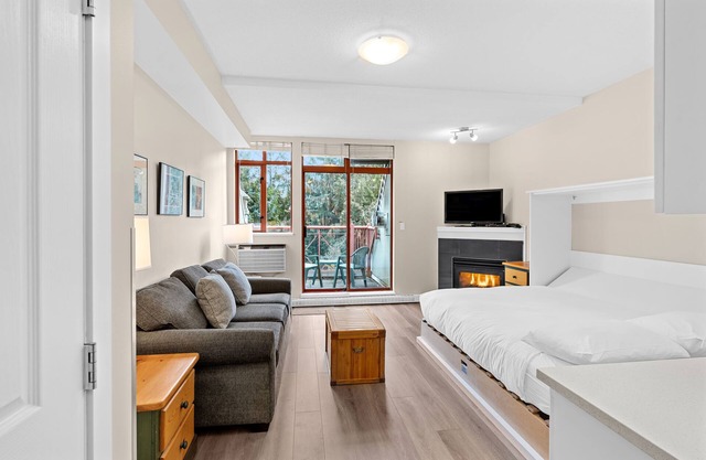 Alpenglow Lodge Studio Suite with park view by MVA