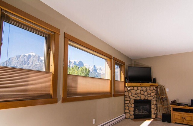 Amazing Rocky Mountain Views: Spacious, Bright, Comfortable Condo, Free WIFI