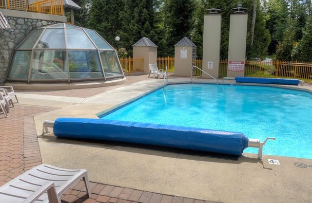 Amazing sixth-floor condo with pool, hot tub, sauna, & balcony views
