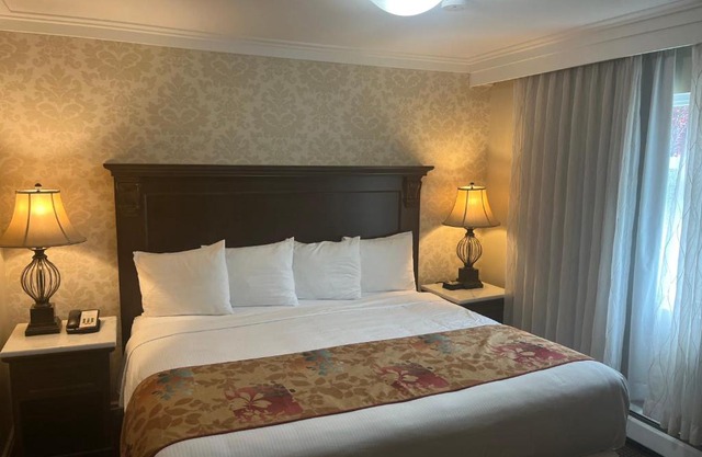 Arbutus Inn 