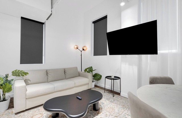 Bakan - Loft 6Guests on Sainte Catherine St