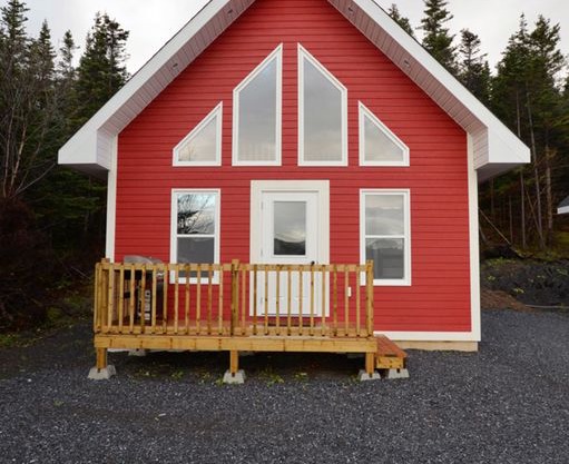Bambury's Hillside Chalets - Red Chalet