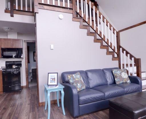 Bambury's Hillside Chalets - Blue Chalet