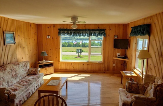 Bay view cottage, near coffee shops, restaurants and beach