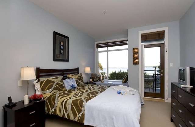 Beachside Condo with Amazing Sea Views!