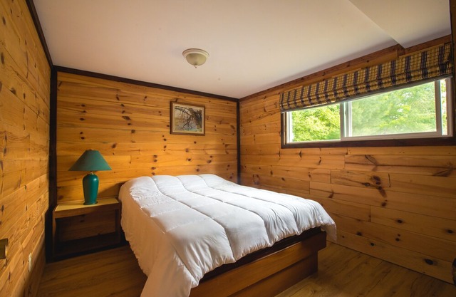 Beautiful 3 Bdrm + Bunkie Waterfront Cottage Near Gull Lake