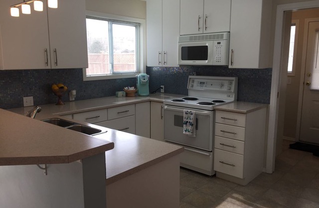 Beautiful Cozy, Entire Suite, short walk to Sidney