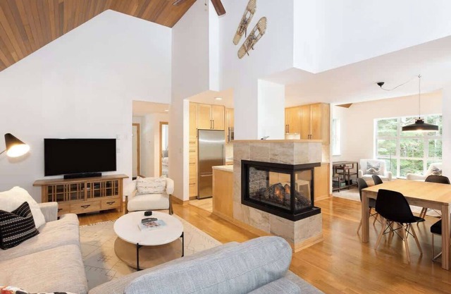 Beautiful Townhome with Hot Tub & Secure Parking