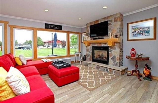 Beautiful Waterfront Cottage Boater Paradise 
