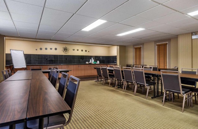 Marquis Inn Suites 