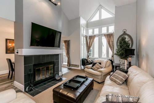 Blue Mountain Chalet Condo Ski in Ski Out 3 BR