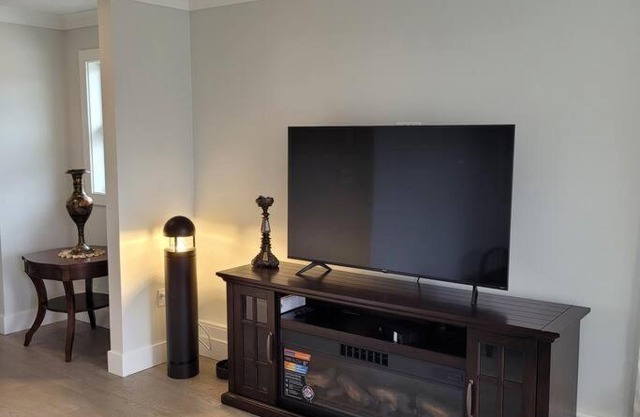 Brand new luxury 1 bedroom and 1 sofa bed townhouse