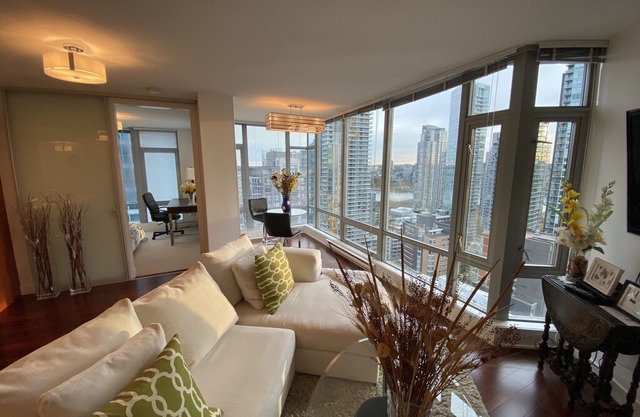 Brilliant Sunsets from 2br/2ba Luxury Suite in Yaletown near Waterfront/Seawall