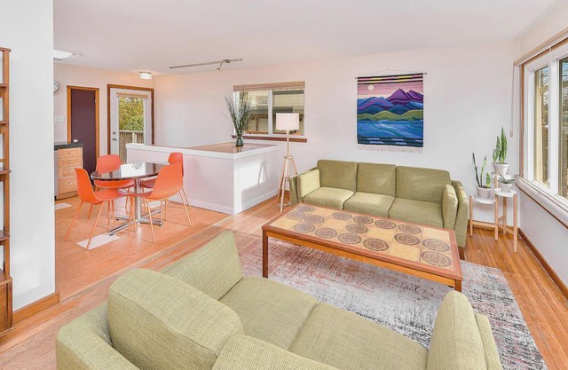Centrally Located Fernwood 3 Bedroom House in Victoria