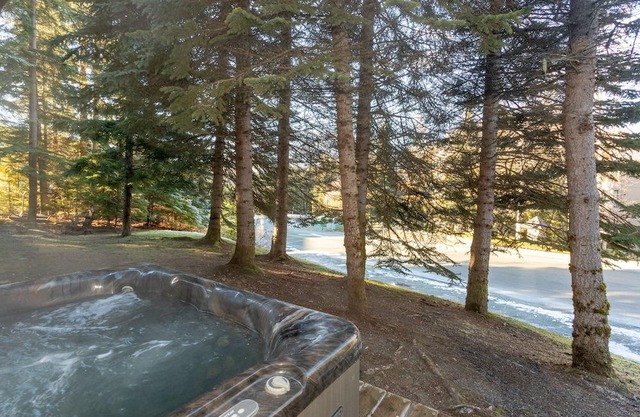 Charming Mountainside Townhome w/Hot Tub +Parking