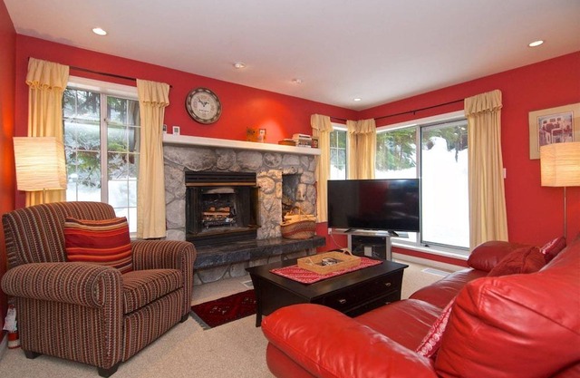 Charming Ski in/Ski Out townhouse, Free parking, Wood Fireplace, Professionally Managed