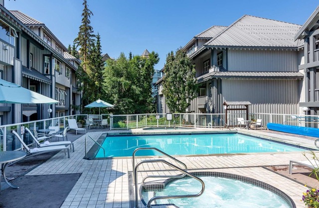 Chic 3-Bedroom [2BR+Loft] ~ Ski In-Out ~ TopFloor ~ Fireplace ~ AC