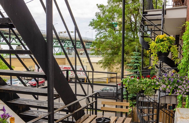 Chic Hotel Room with Terrace in front of Metro in the Village
