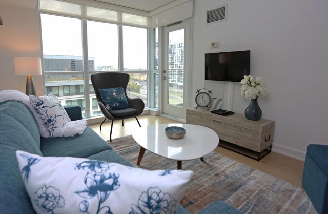 Classy DT 2 bdrm+den condo