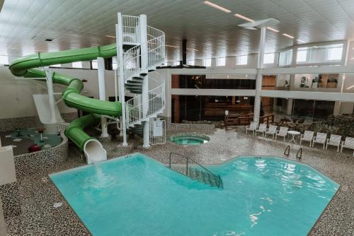 Coast Nisku Inn Conference Centre 