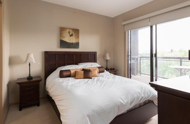 Corner Apartment with Lake View #518