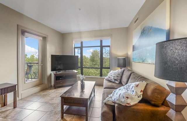 Corner Apartment with Lake View 518