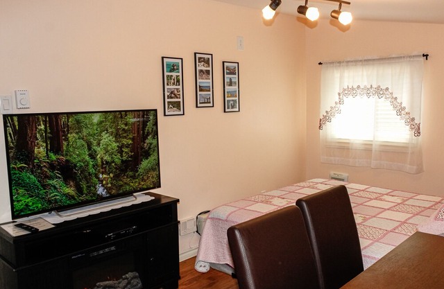 Country home 20 min from city has an ocean view, bird feeders, & a whirlpool tub