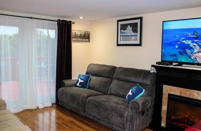 Country home 20 min from city has an ocean view, bird feeders, & a whirlpool tub