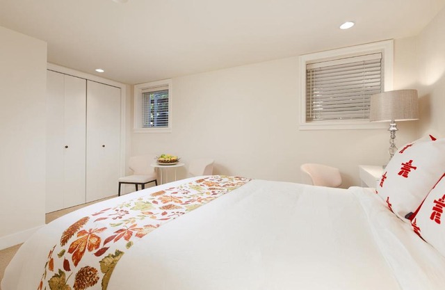 Cozy 3BDR Suite near Queen Elizabeth Park