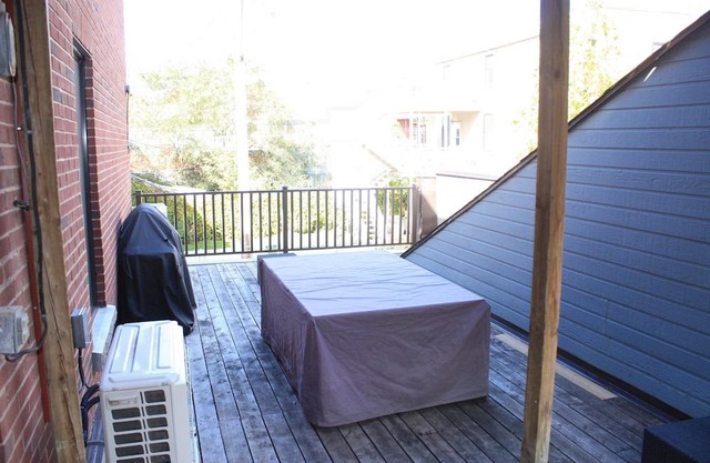 Cozy Atwater Canal 2 - NICE 2 BR APARTMENT + HUGE DECK near DOWNTOWN, SUBWAY