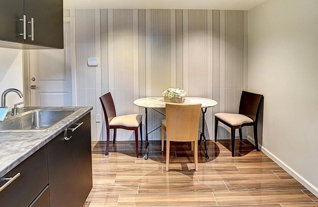 Cozy Lovely Apartment with AC in Outremont