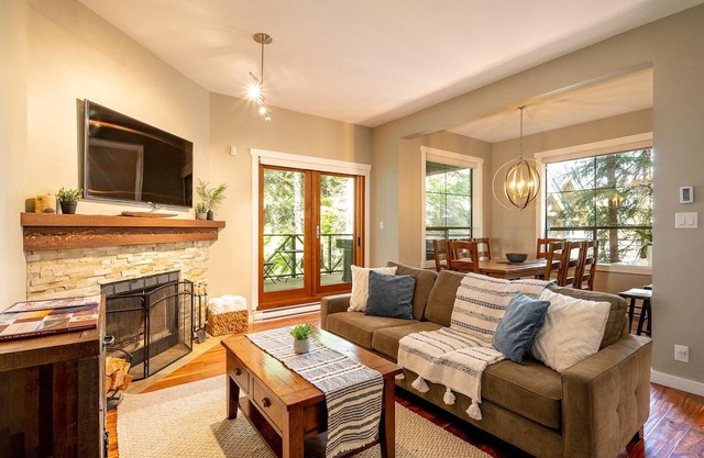 CR16 Private Hot Tub+ Secure Private Garage, Bike to Park+Lost Lake Trails!