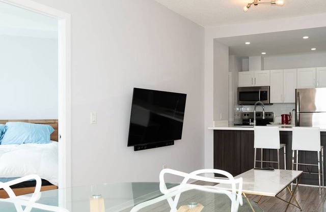 Downtown Apartment with Breathtaking Panoramic Lake View
