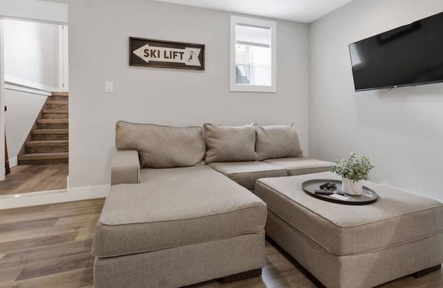 Downtown Collingwood Contemporary Studio Apartment (97039)