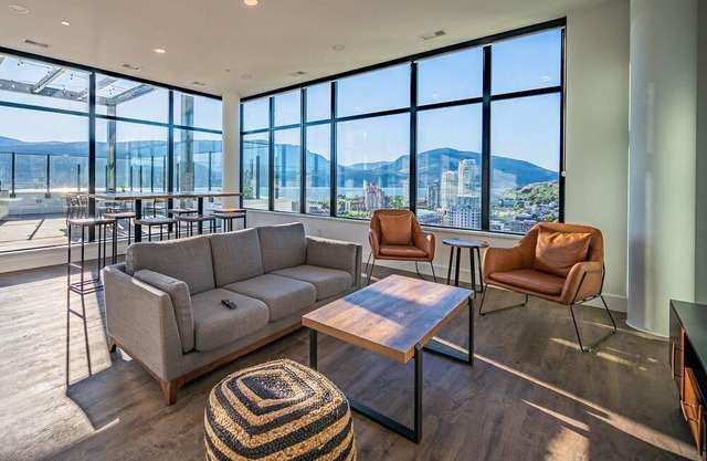 Downtown Lake-view 1 bedroom Condo in Kelowna