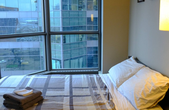 DOWNTOWN Luxury High-Rise Condo 2 BR / 2 BA Suite Next To BMO / Stampede Grounds