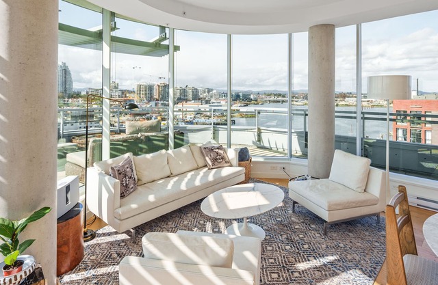 Downtown Waterfront Janion Penthouse with 270° harbour views & free parking
