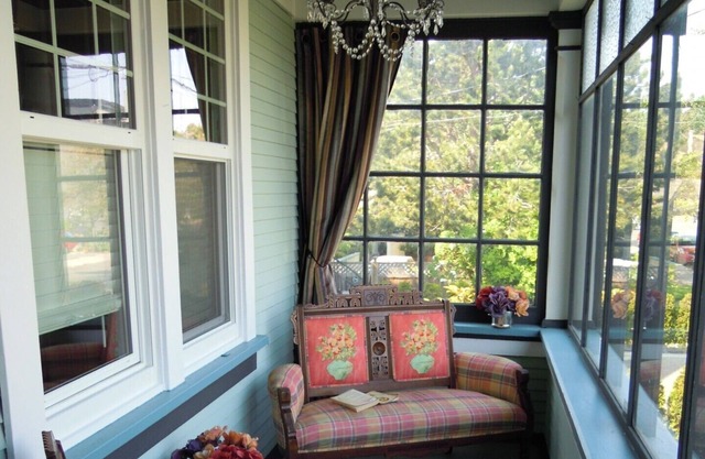 Dragonfly Cottage - Central Location, Country Charm - Walk Downtown or the Ocean