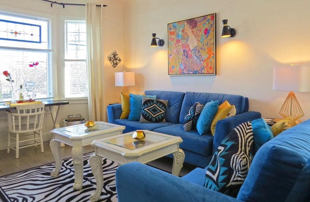 Dragonfly Cottage - Central Location, Country Charm - Walk Downtown or the Ocean