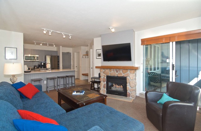 Eagle Lodge 432 MOUNTAIN VIEWS + VILLAGE LOCATION! Professionally Managed + Cleaned