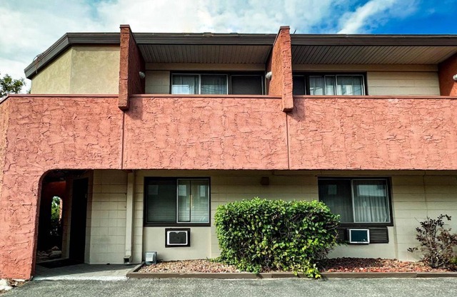 Econo Lodge Motel Village 