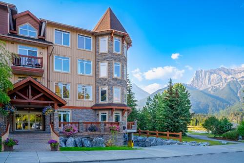 Falcon Crest Lodge 