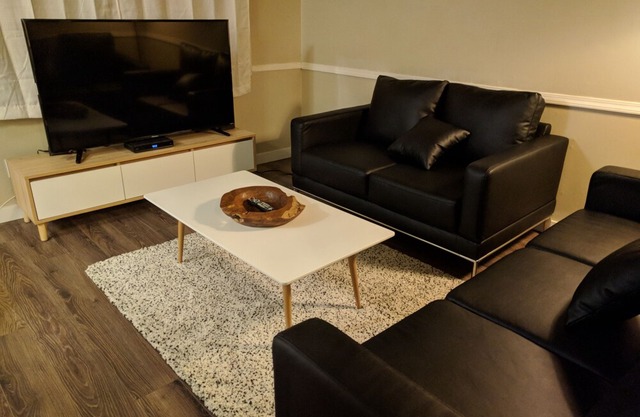 Family Friendly Townhome Close to Royal Alex & DT