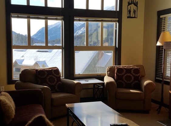FLAGSHIP PANORAMA CONDO 2 bed 2 bath ski in/out Upper Village clean fee INC