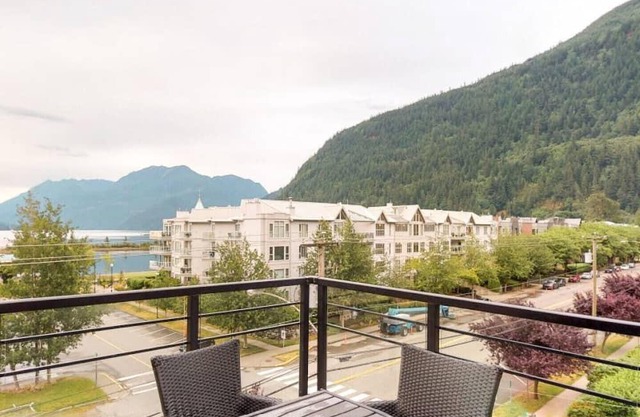 Four Bedroom Penthouse Suite with Lakeview - Harrison Lake View Suites
