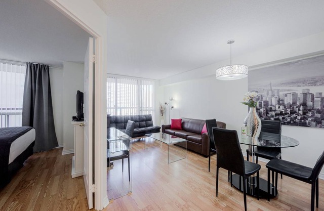 Free Parking Bay St. Condo (Sleeps 4) w. Big Balcony Walk to Sick Kids Hospital